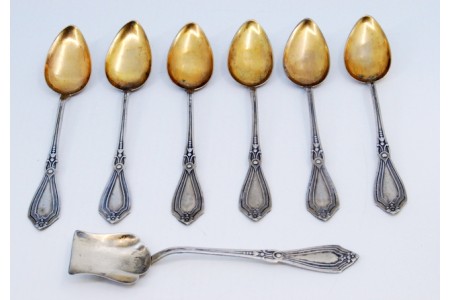 Conjunto de seis colheres de café e pá de açúcar com conchas douradas e relevos nos cabos