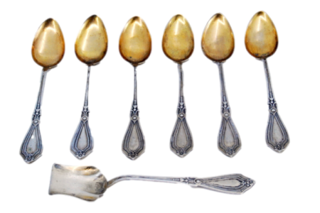 Conjunto de seis colheres de café e pá de açúcar com conchas douradas e relevos nos cabos