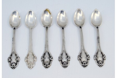 Conjunto de seis colheres de café em prata com aplicações e cabos relevados.