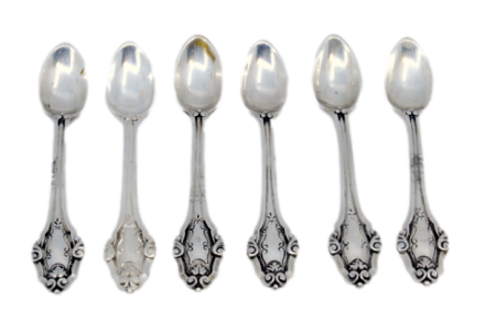 Conjunto de seis colheres de café em prata com aplicações e cabos relevados.