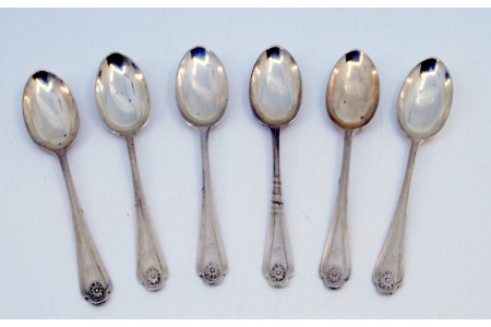  Conjunto de seis colheres de café em prata lisa e relevos nos cabos.