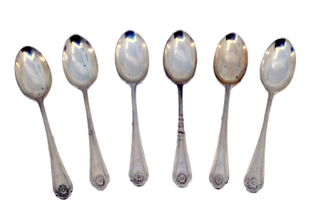  Conjunto de seis colheres de café em prata lisa e relevos nos cabos.