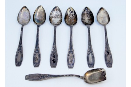 Conjunto de seis colheres de café e pá de açúcar em prata com relevos nos cabos.