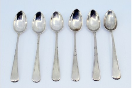 Conjunto de seis colheres de café em prata lisa e cabos com frisos.