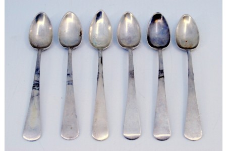  Conjunto de seis colheres de café em prata lisa e cabos a expedir.