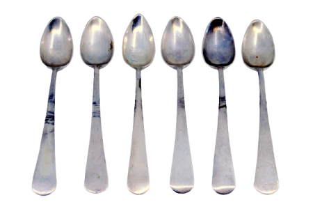  Conjunto de seis colheres de café em prata lisa e cabos a expedir.
