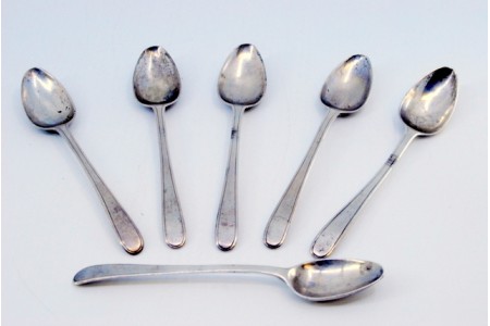 Conjunto de seis colheres para café em prata lisa com frisos ao longo dos cabos.