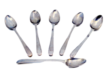 Conjunto de seis colheres para café em prata lisa com frisos ao longo dos cabos.