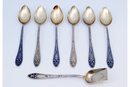  Conjunto de seis colheres de café em prata e pá de açúcar com conchas douradas e cabos relevados.