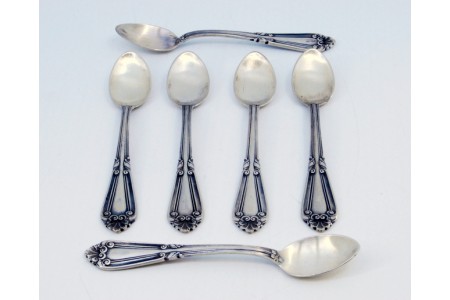 Conjunto de seis colheres para café em prata com os cabos relevados com conchas.