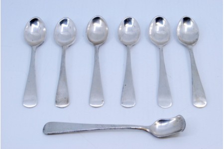 Conjunto de seis colheres de café e pá de açúcar em prata lisa com os cabos a expedir.