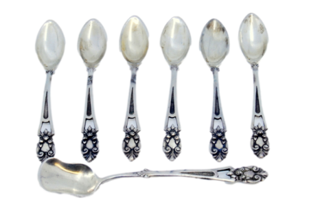  Conjunto de seis colheres de café e pá de açúcar em prata com os cabos recortados.