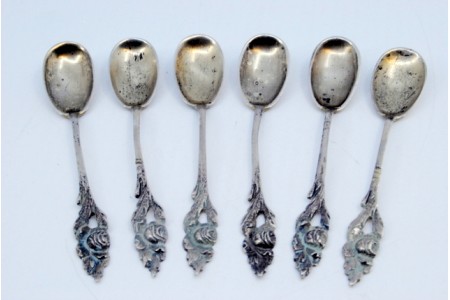  Conjunto de seis colheres de café em prata com os cabos relevados .