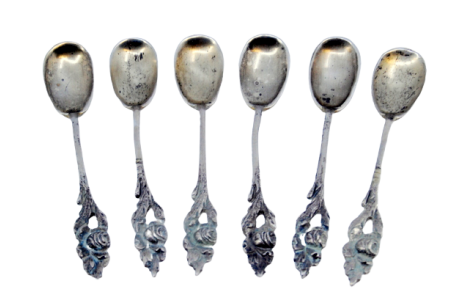  Conjunto de seis colheres de café em prata com os cabos relevados .
