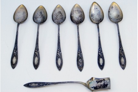 Conjunto de seis colheres de café e pá de açúcar em prata com relevos perlados nos cabos.