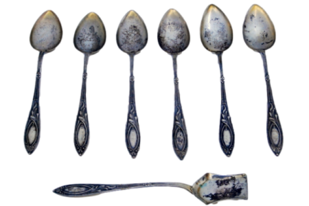 Conjunto de seis colheres de café e pá de açúcar em prata com relevos perlados nos cabos.