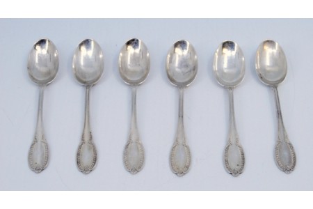Conjunto de seis colheres de café em prata com relevos nos cabos.