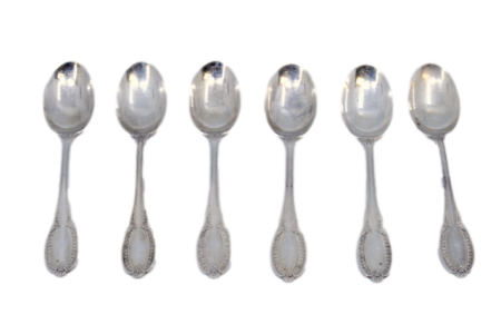 Conjunto de seis colheres de café em prata com relevos nos cabos.