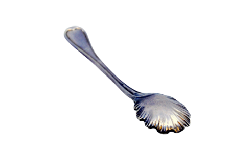 Colher de prata para açúcar com relevo na concha e cabo com frisos.