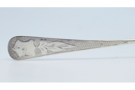 Colher de arroz e servir em prata escovada com brasão no cabo.