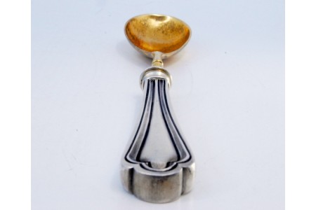 Colher para molhos em prata com concha dourada e frisos relevados ao longo do cabo.