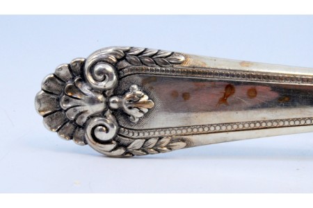 Colher de arroz e de servir em prata com frisos e concheada no cabo.