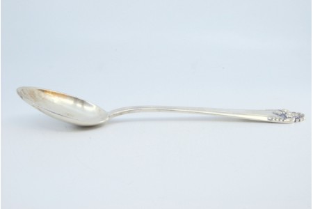 Colher de arroz e de servir em prata concheada no cabo.