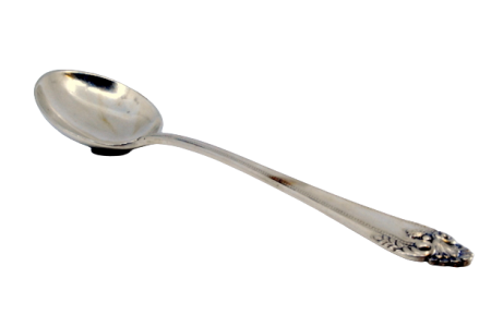 Colher de arroz e servir em prata com frisos ao longo do cabo.