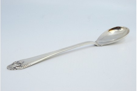 Colher de arroz e servir em prata com concha em formato de pera e frisos ao longo do cabo concheado.