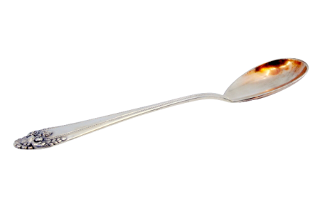  Colher de sobremesa em prata com concha dourada e frisos ao londo do cabo.