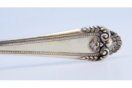  Colher de sobremesa em prata com concha dourada e frisos ao londo do cabo.