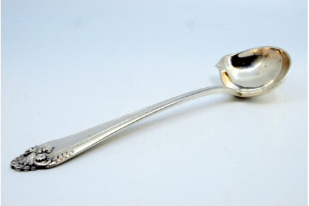 Colher de molhos em prata para destros com frisos relevados no cabo.
