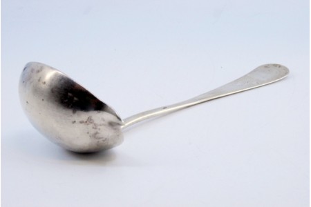 Colher para molhos em prata guilhochada para destros envolvendo cartela para monograma.