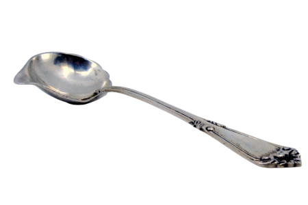  Colher de molhos em prata para destros com relevos e frisos no cabo envolvendo cartela para monograma.