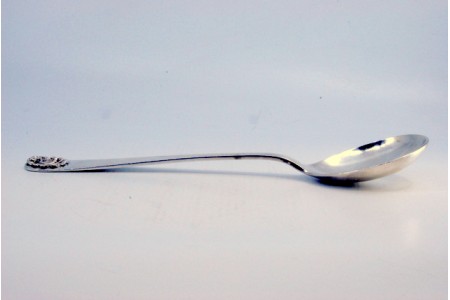 Colher de arroz e de servir em prata concheada no cabo.