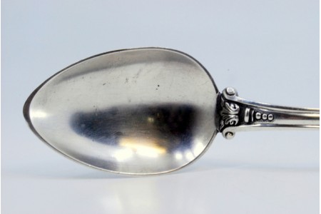 Colher de arroz e de servir em prata com frisos e concha relevada no cabo. 