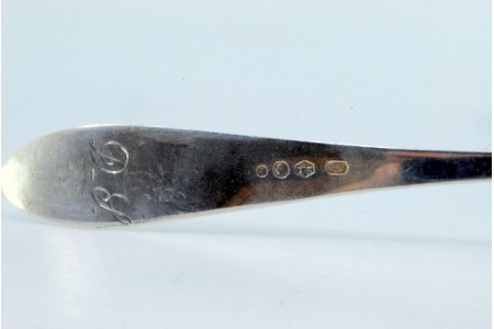 Colher de arroz e servir em prata lisa com frisos ao longo do cabo.