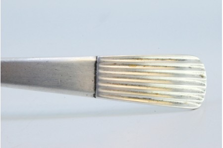 Colher de arroz e de servir em prata lisa e cabo canelado.