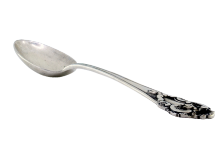 Colher de arroz e de servir em prata com frisos ao longo do cabo relevado com concha e volutas.