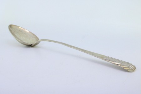 Colher de arroz e de  servir em prata com relevos no cabo.