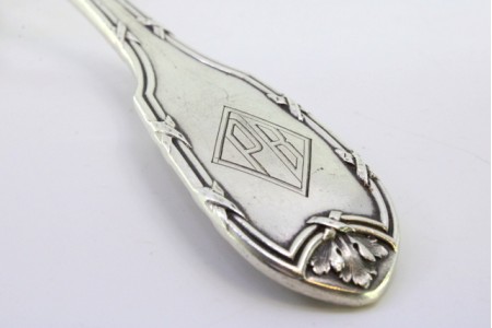 Colher de arroz e de servir em prata com frisos e relevos no cabo.