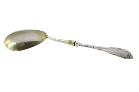 Colher de arroz e de servir em prata com frisos e relevos no cabo.