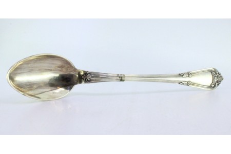 Colher de arroz e de servir em prata com relevos concheados, frisos ao longo do cabo.