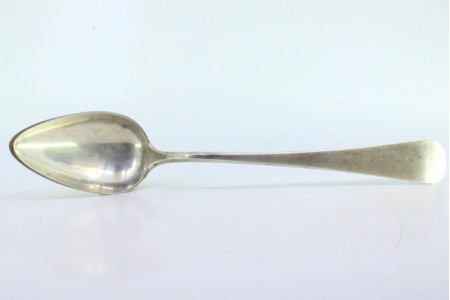 Colher de arroz e servir em prata lisa.