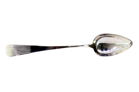 Colher de arroz e servir em prata com frisos ao longo do cabo.