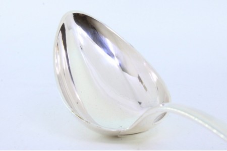 Colher de arroz e servir em prata com frisos ao longo do cabo.