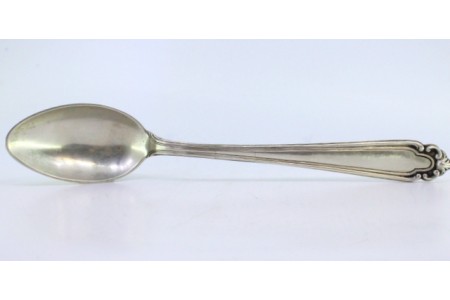 Colher de arroz e servir em prata com frisos e relevos no cabo.