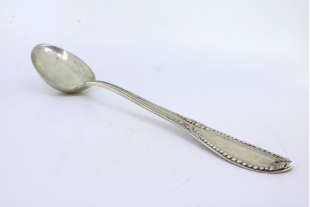 Colher de arroz e servir em prata com frisos ao longo do cabo, relevos perlados com folhas de acanto.