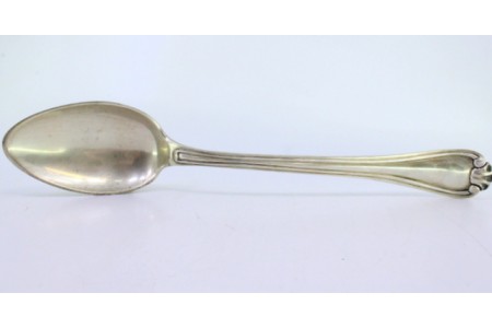 Colher de arroz e servir em prata com frisos ao longo do cabo com relevos.