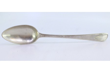 Colher de arroz e de servir em prata com relevos e frisos no cabo.